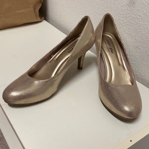 Nude/gold comfort plus pumps. Great condition, worn only once. Size 7.5